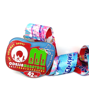 Medalla de Esmalte Suave de Forma Irregular, Medalla Personalizada para Finalistas de Maratón y Media Maratón con Cinta Impresa por Sublimación - Product Image 1