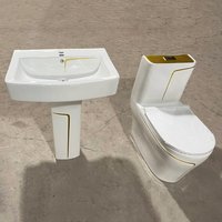 Ensemble de sanitaires de luxe en céramique : WC monobloc, lavabos de salle de bain ligne or et cuvette de toilette
