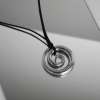 Dazan nouveau plaqué or 18 carats en acier inoxydable sans ternissement Vintage exquis tourbillon croissance anneau pendentif cuir corde collier