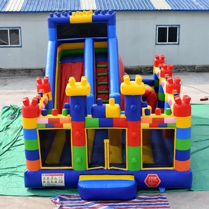 Parc de saut gonflable portable en PVC avec mur d'escalade et toboggans, château gonflable sur le thème des blocs de construction - Product Image 1