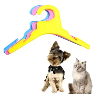 Hoge kwaliteit kleur fashion Pet Plastic Hangers Kleine Kat & Hond Leuke Kleerhangers Huisdier Kleding Accessoires