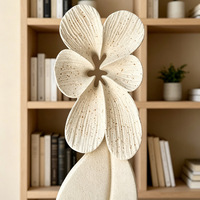 Sculpture en résine moderne à thème floral avec oiseaux, cadeau d'inauguration d'intérieur artistique haut de gamme ; Artisanat semi-fait main