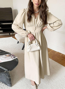 Robe longue crème à col en V et manches longues avec boutons sur le devant - Robe élégante à taille haute et fluide pour femme - Product Image 5