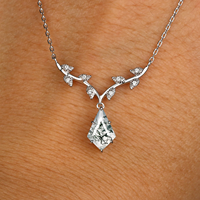 Collier en argent sterling 925 plaqué or avec pendentif feuille de branche d'olivier et agate verte naturelle taille cerf-volant, vente en gros