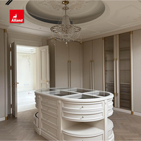 Armoire penderie en bois laqué blanc classique français Alland Group avec panneaux embossés et style Shaker, poignées en laiton pour chambre à coucher