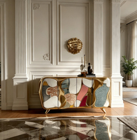 Buffet bas multicolore en fibre de verre avec panneaux patchwork, cadre doré incurvé, 4 portes et pieds coniques pour intérieur Art Déco