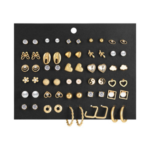 Nouvel ensemble de 30 paires de boucles d'oreilles clous en alliage doré, motif cœur de pêche, fleur et strass, style simple et rétro - Product Image 5