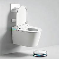 WC intelligent suspendu sans rebord en céramique avec bidet intégré, chasse d'eau à capteur au pied et télécommande pour projets hôteliers européens