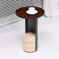 Table d'appoint ronde minimaliste en bois massif avec plateau beige et base en travertin, colonne métallique élégante pour chevet, maison ou bureau