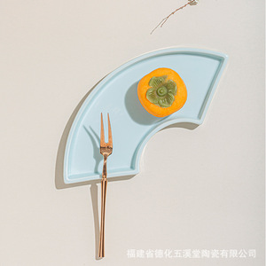Plato de porcelana de forma irregular de la cerámica Wuxitang de Dehua, Fujian, para servir postres en bodas. - Product Image 3