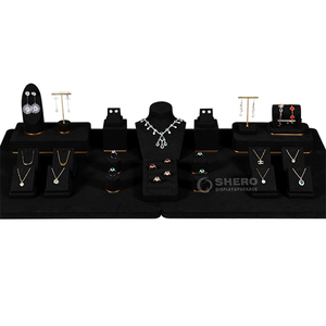 Expositor de Joyería de Lujo de Microfibra Negra con Base Metálica, Color y Logotipo Personalizables para Pulseras, Anillos y Collares de Oro - Product Image 4