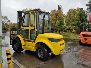 Chariot élévateur à fourche tout-terrain à combustion interne 4x4 de marque chinoise RUM CPCY30, mât à deux étages, transmission hydraulique automatique - Product Image 5