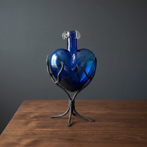 Vase en verre bleu en forme de cœur sur support en fer forgé, décoration de table rustique, fait main, idéal pour la Saint-Valentin - Product Image 4