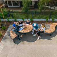 Table d'extérieur modulaire en arc segmenté, aménagement flexible, plateau en bois naturel, structure en acier thermolaqué, mobilier public de rue