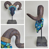 Statue de Tête de Bélier Moderne en Résine Mosaïque Turquoise Peinte à la Main, Ornement Crâne d'Animal Style Tribal pour Décoration de Table de Bureau ou de Maison