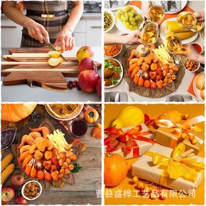 Plateau de service en bois en forme de feuille d'érable pour la présentation de fruits, de collations et de plats cuisinés pour Thanksgiving - Product Image 1