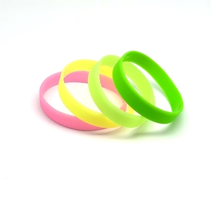 Bracelets en caoutchouc de couleur fluorescente, bracelets en silicone qui brillent dans <span class=keywords><strong>le</strong></span> noir pour les courses nocturnes, les fêtes et les événements d'entreprise - Product Image 3