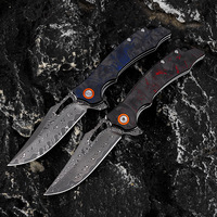 Couteau pliant tactique de survie en plein air, manche combiné rouge, bleu et noir en fibre de carbone de haute qualité, couteau de poche Damas