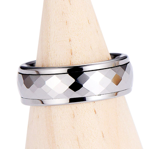 Anillos Giratorios de Carburo de Tungsteno de 8mm para Hombre, <span class=keywords><strong>con</strong></span> Diseños de Superficie de Corte de Diamante de Cheng Jewelers, Altamente Pulidos - Product Image 3