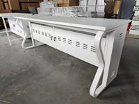 Bureau scolaire pour salles informatiques, table de formation pour deux étudiants avec armoires PC verrouillables, structure en acier et ports de câblage