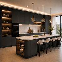 Meubles de cuisine laqués en anthracite foncé avec îlot incurvé et niches éclairées chaleureusement illuminées