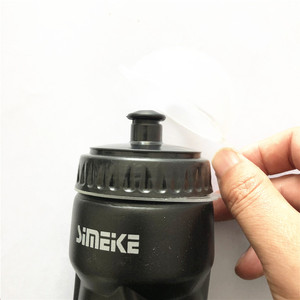 Botella de agua para bicicleta Simeke, contenedor de bebidas ligero de plástico negro para ciclismo, para bicicleta de montaña y deportes al aire libre - Product Image 2