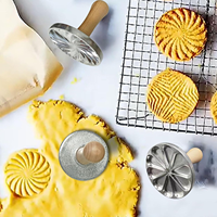 Nouveau style de découpoir manuel pour biscuits et emporte-pièce avec poignée en bois massif pour la cuisine