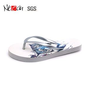 Tongs personnalisées à imprimé animal, motif léopard tendance, sandales de plage pour femmes, antidérapantes, en caoutchouc PE - Product Image 3