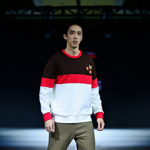 Sudadera Personalizada con Cuello Redondo, 100% Algodón, Talla Grande, Diseño en Marrón, Blanco y Rojo, para Otoño - Product Image 1