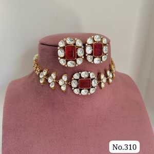 Parure de collier traditionnelle plaqué or avec pierre centrale élégante de couleur et pierres Polki blanches non taillées faites à la main pour mariée - Product Image 4