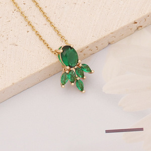 Collier Zircon Émeraude avec Pendentif Papillon en Cuivre Micro-Incrusté Chaîne à Maillons Florale en Acier Inoxydable - Product Image 6