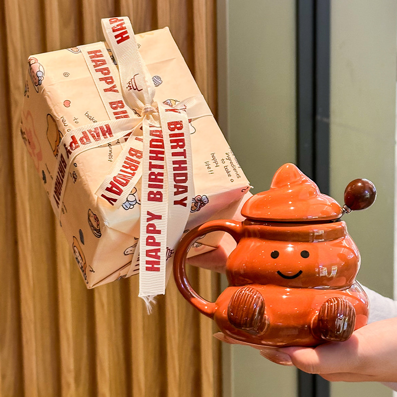 Divertido paquete de regalo con cuchara y tapa de taza marrón caca