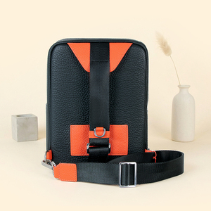 Sac bandoulière en cuir véritable Daily Essentials, sac messager vertical compact, vente en gros OEM ODM - Product Image 3