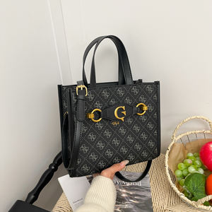 <span class=keywords><strong>Sac</strong></span> fourre-tout <span class=keywords><strong>Guess</strong></span> imprimé, bandoulière croisée, couleur contrastante, grande capacité. - Product Image 3