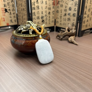 Colgante <span class=keywords><strong>de</strong></span> Jadeíta Birmana Natural <span class=keywords><strong>de</strong></span> Grado A, con la inscripción 'Paz y Seguridad', combinado con un cordón dorado tejido, fresco y elegante. - Product Image 5