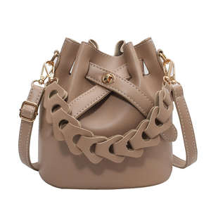 Sac à main en cuir souple personnalisé pour femme, sac seau tendance pour femme - Product Image 1