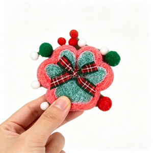 Squishy a Forma di Zampa di Gatto in TPR da 7 cm, Peluche Cristallino con Gradiente Aurora, Stili Multipli Natalizi, Antistress per Ufficio, Solido Senza Liquido o Gel - Product Image 2