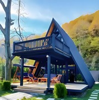 Villa préfabriquée de luxe en forme de triangle pour l'été, structure en acier stable antisismique conçue pour les escapades de vacances