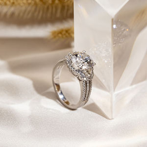 แหวนหมั้นเพชรเม็ดกลมสามแถว 18K ทองคำแท้ รุ่น MSR-1681 จาก Messi Jewelry - Product Image 5