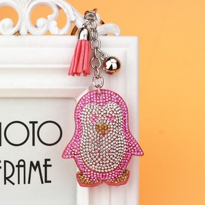 Llavero de cuero personalizado con diamantes de imitación, colgantes bonitos de terciopelo coreano con diamantes, borla, dije de pingüino de cristal, regalo - Product Image 4