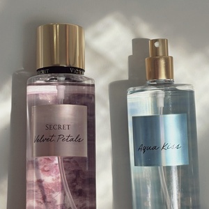 แรงบันดาลใจจาก Bare Vanilla Coconut 250ml น้ำหอมฉีดผิวกายกลิ่นใหม่ Sweet Body Splash Victorla Fragrance Secret สำหรับผู้หญิง - Product Image 1