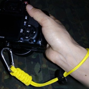 Correa de cámara artesanal de paracord con mosquetón de 20 cm, amarilla, herramienta de supervivencia para fotografía al aire libre - Product Image 1