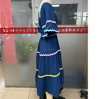 Robe midi sur mesure OEM à col carré et manches courtes, avec bordure colorée en zigzag, volants smockés superposés, coupe trapèze, style Cottagecore