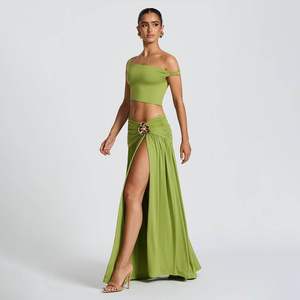 Ensemble personnalisé 2026 pour femme : Crop top épaules dénudées et jupe longue fendue, en satin moulant, tenue habillée pour les vacances - Product Image 4