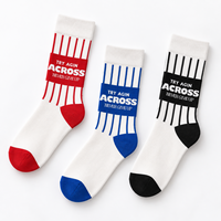 Chaussettes de sport personnalisées blanches et rouges avec logo textuel intégré, design à rayures verticales, illustrations personnalisées, couleurs d'équipe, service OEM ODM