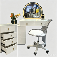 Coiffeuse moderne en chêne avec miroir lumineux et éclairage réglable, rangement organisé pour appartement et chambre à coucher