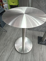 Table basse ronde de style industriel simple et moderne avec structure en fer et plateau en acier inoxydable pour salon de thé, balcon ou restaurant