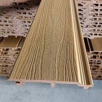 Panneaux muraux plats extérieurs en WPC à grain de bois réaliste résistant aux UV Everwall pour villa et jardin