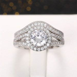 Elegante anello con pietre per donna, design scintillante intarsiato, gioielli alla moda per tutti i giorni - Product Image 3