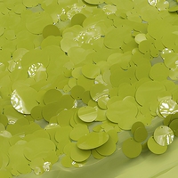 Tissu brodé de sequins personnalisable en promotion – Sequins verts fruités de tailles variées sur base en mousseline confortable pour vêtements de mode